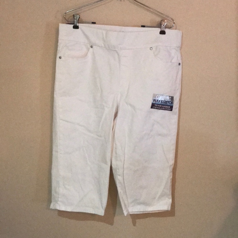 Women’s white skimmer/crop pants.